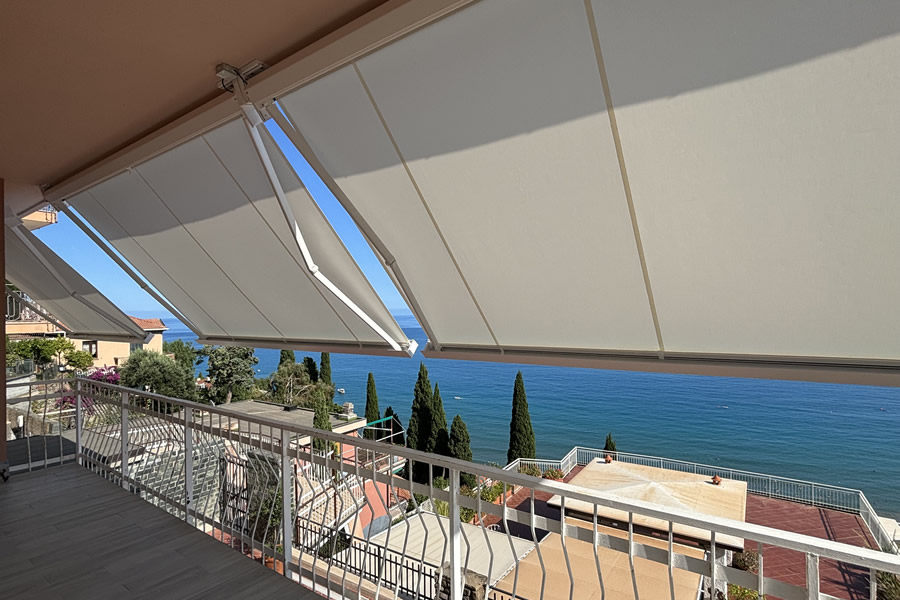 Tende da sole a bracci con cassonetto