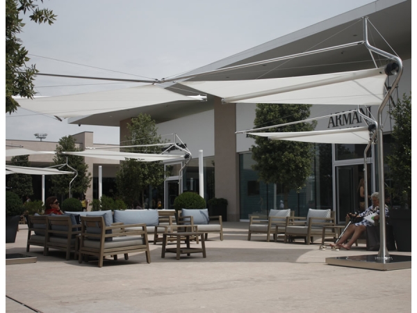 Vele ombreggianti Outlet Village a Torino